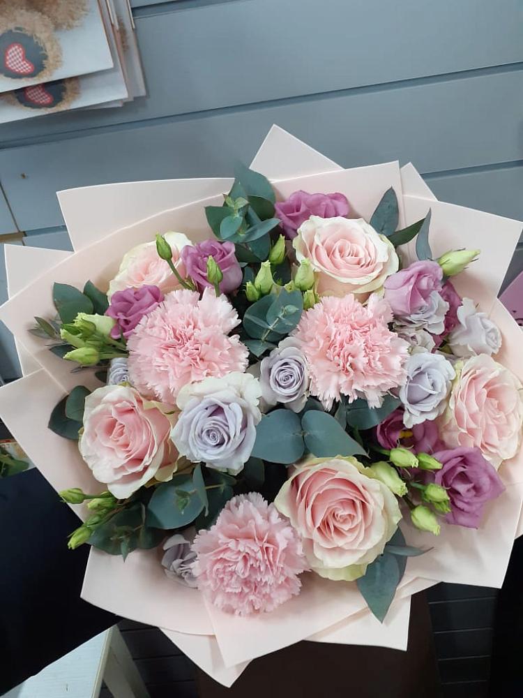 Букет цветов из: Розы, Гвоздики и Лизиантусы в Ваулово